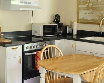 Lake Champlain Tiny House Paradise Private & Beautiful! - North Hero - Kitchen