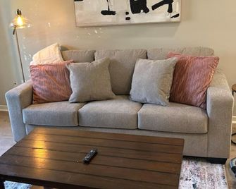 Convenient & Renovated 2BD/2BA house near Reservoir, Fenced Backyard, King Bed - Ridgeland - Obývací pokoj