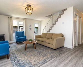 Moor & Muse Lakehouse- Grand Lake - Jemseg - Living room