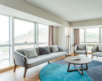 Holiday Inn Express Jiangmen Jianghai By IHG - Jiangmen - Living room