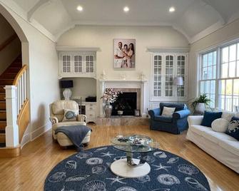 Lake Michigamme Luxury Retreat - Michigamme - Living room