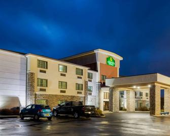 La Quinta Inn & Suites by Wyndham Batavia - Batavia - Rakennus