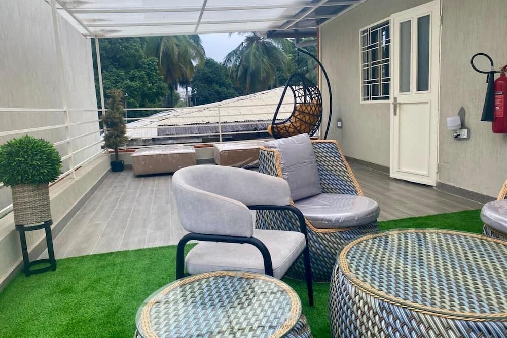 سكارليت أبارتمنتس - مونروفيا - شرفة مرصوفة