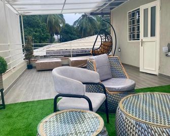 سكارليت أبارتمنتس - مونروفيا - شرفة مرصوفة