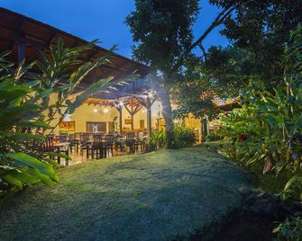 Casa Luna Hotel & Spa - La Fortuna - Patio