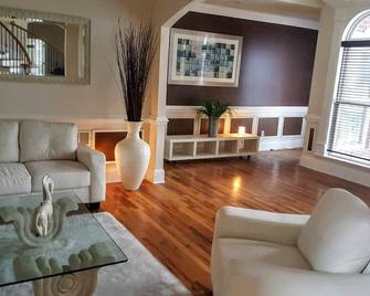 Atlanta luxury living at its best! - Fayetteville - Living room