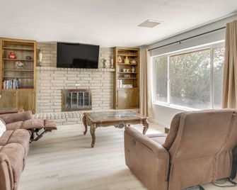 Pet-Friendly Ridgecrest Home Near Ohv Trails! - Ridgecrest - Olohuone