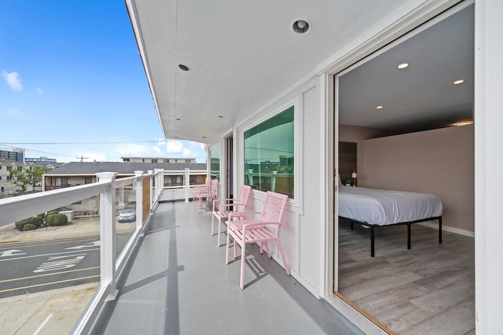 Pink Champagne Boutique Motel - ווילדווד - מרפסת
