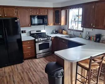 Cheerful two bedroom with a deck - Pittston - Kitchen