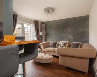 Three Bedroom House, Hot Tub & Driveway, Bracknell Centre - Bracknell - Living room