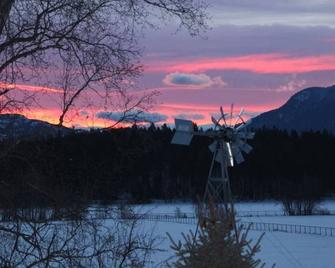 Windmill Creek Cozy Studio at Country Estate with Mountain Views - Whitefish - Outdoors view