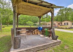 Family-Friendly Home with Private Yard and Grill! - Heber Springs - Patio