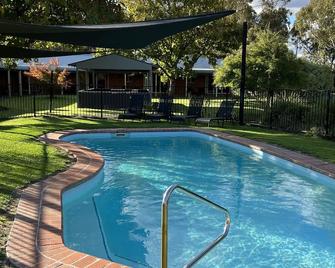 Greenways Holiday Units - Tocumwal - Piscina