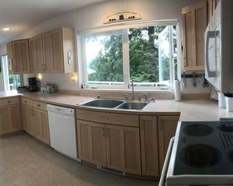 TreeTops: Whidbey Island bayside retreat with sound and Olympic Mountain views - Clinton - Cocina