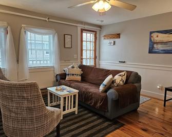 Ptown-Two Bedroom Condo Steps From Town, Beach, & Galleries - Provincetown - Living room