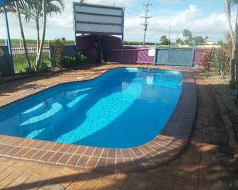 Reef Gardens Motel - Proserpine - Piscina