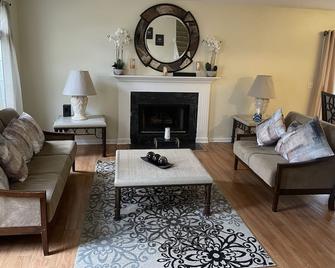 Beautiful townhome 45 mins from Chicago - Elgin - Obývací pokoj
