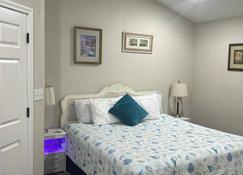 Private King Room with outdoor entrance and private bathroom. - Apalachicola - Bedroom