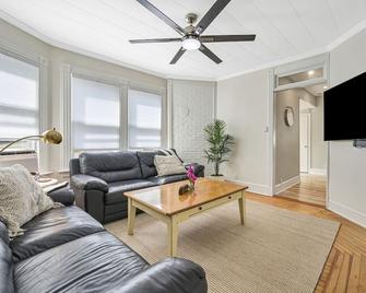 Beautifully renovated 2 Bedroom, 1st Floor apt -Greenport Village, Walk to town! - Greenport - Living room