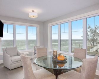Luxury Beachfront 5b w/ Hot Tub & Kayaks - Spring Lake - Comedor