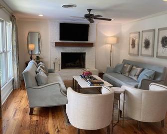 Lovely home 1.7 miles from Grove and Stadium - Oxford - Living room