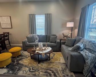 Blue House - Cozy 3 Bedroom, King Bed, Rotary Park - Blue Springs - Living room