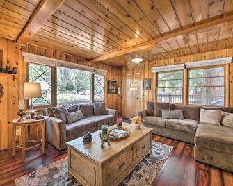 Less Than 3 Mi to Lake Pet-Friendly Big Bear Cabin - Big Bear Lake - Living room