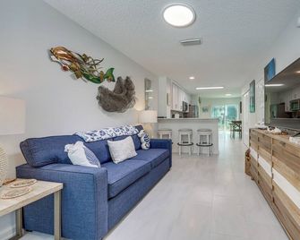 Fernandina Beach Townhome w/ Patio: Walk to Beach! - Fernandina Beach - Living room