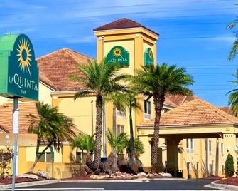La Quinta Inn & Suites by Wyndham Orlando Universal area - Orlando - Building