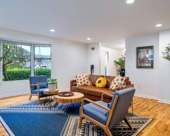 Tremendous 4-bedroom Forest Retreat with Firepit, BBQ - Shoreline - Phòng khách