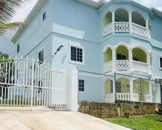 Aristo Oasis, come and unwind in paradise. Santa Cruz Jamaica. 5 mins to Town - Saint Elizabeth - Edificio