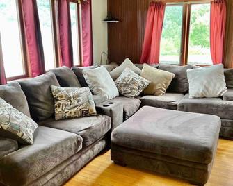 Riverfront 2 Bdrm Jacuzzi Cabin With Sun - St Joseph - Living room