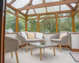 Copperstones, is in quiet idyllic location amid rolling hills in the Cotswolds - Shipston-on-Stour - Living room