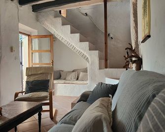 Typical Andalusian farmhouse surrounded by mountains and 8 km from the sea - Gualchos - Living room