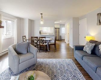 White Mountains Townhome Walk To Pemi River And Downtown, 1 Mile To Lincoln! - North Woodstock - Living room