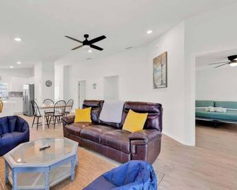 3BR House with Backyard & access to Auburndale Trail - Auburndale