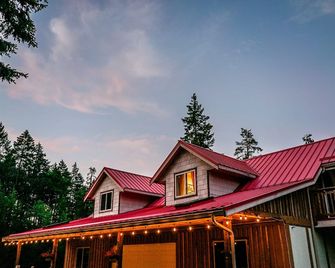 Quirky Farm Stay - 2 Bedrooms - Hot tub - Qualicum Beach - Gebäude