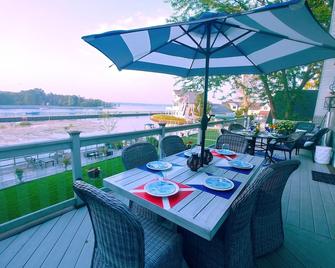 'The Haven at Bluffton' Charming Chalet on the Muskegon Channel~Bring your Boat! - Muskegon - Balcony