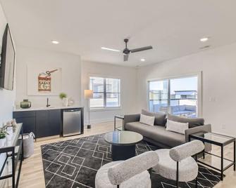 9- Modern 4 King Beds-The Music City Collection - Ashland City - Sala de estar