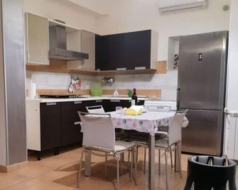 Renovated, spacious apartment with garden - Furnari - Cuisine