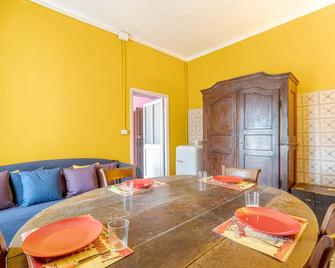 Immerse yourself in the charm of this unique holiday apartment in the historic centre of Carro. - Carro - Comedor