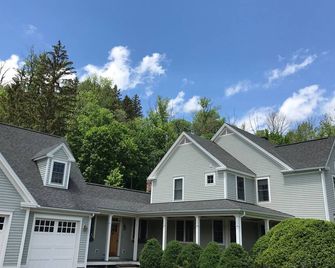 In town 2 bedroom, one bath carriage barn. Sleeps 5. - Williamstown - Building