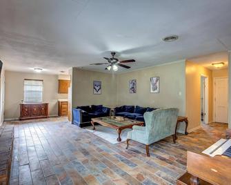 Cozy corner lot in Commerce, Texas. - Commerce - Sala de estar