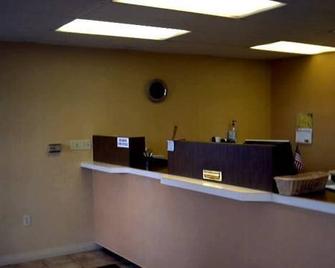 Town and Country Inn - Rogers - Front desk