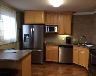 Laura's Lodge - Saskatoon - Kitchen