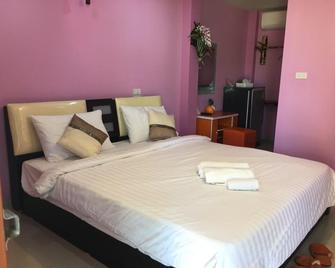 Charming Home Resort - Suan Phueng - Habitación