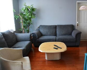 Hamtramck Hostel - Detroit - Living room