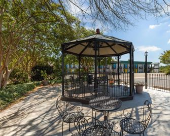 Days Inn by Wyndham Natchitoches - Natchitoches - Patio