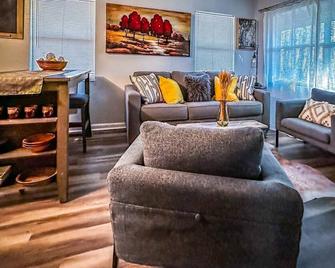 Willis Oaks Country Cottage - Williston - Living room