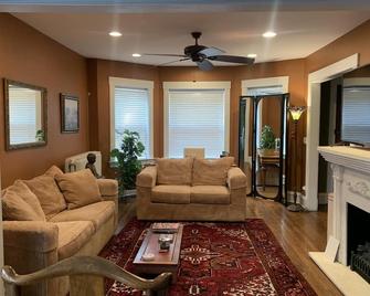 Peaceful Beauty in Historic District - Walkable - Winter Month Stay Special - Oak Park - Living room